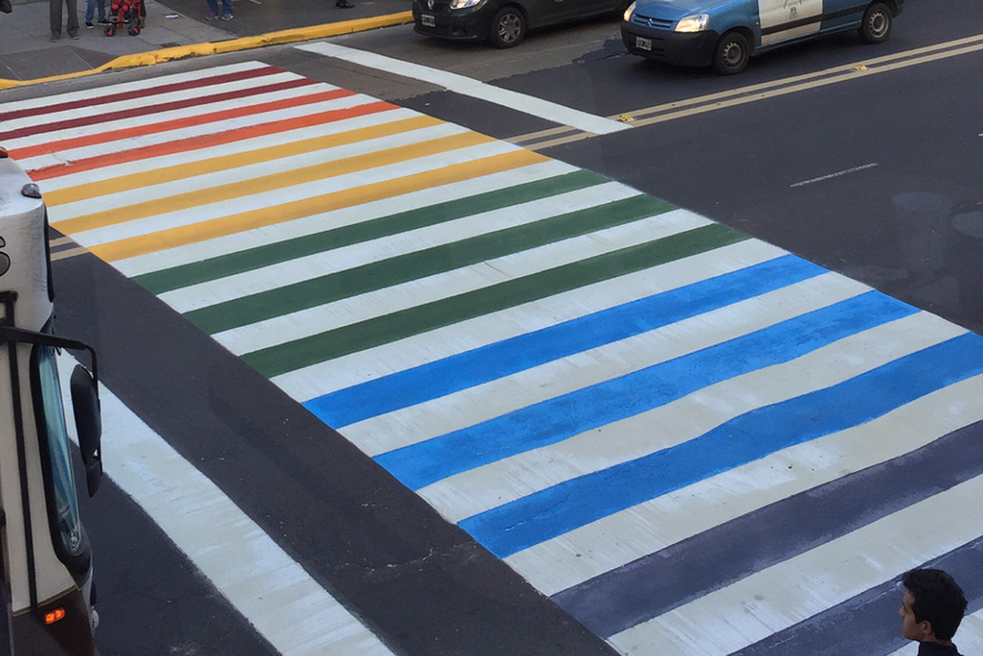 En Bahía Blanca pintarán sendas peatonales con los colores de la diversidad sexual