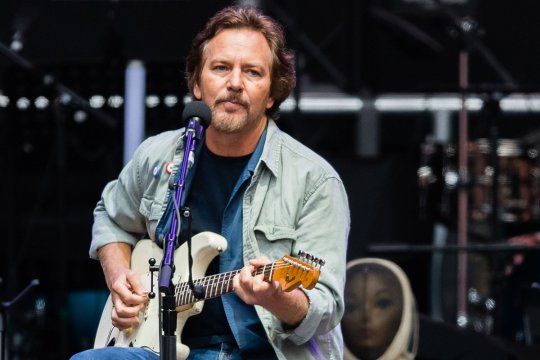 Eddie Vedder de Pearl Jam estrenó dos temas 