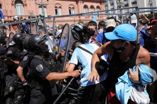 La caótica despedida de Maradona en Casa Rosada: Lugones denunció la presencia y convivencia de la política con los barras