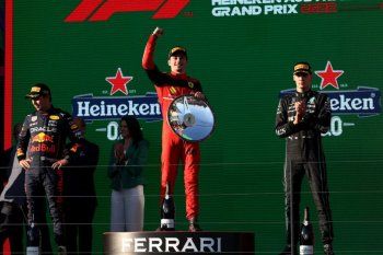 Charles Leclerc festeja con Ferrari en el Gran Premio de Australia de la Fórmula 1