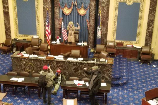 Fanáticos de Trump irrumpieron en el Capitolio de Estados Unidos. Se suspendió la sesión.