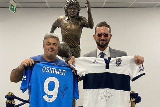 Alejandro Ferrer, ex vicepresidente de Gimnasia intercambió la camiseta con el vice de Napoli, Edoardo De Laurentis. (Official SSC Napoli)