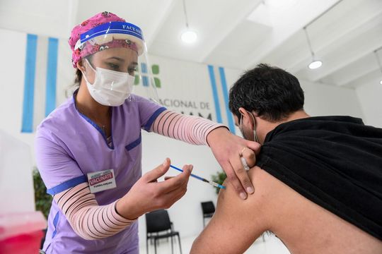 El Ministerio de Salud reveló la efectividad de las vacunas para reducir la mortalidad en mayores de 60 año