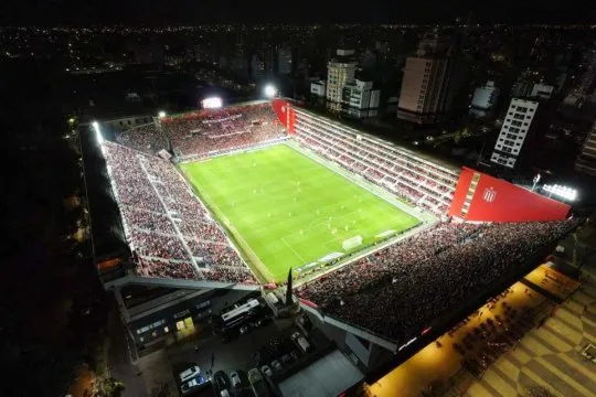 Hinchas de Estudiantes en el estadio UNO