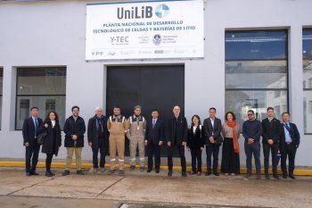 Una comitiva china de Hubei visitó la fábrica de baterías de litio de la UNLP e YTEC.