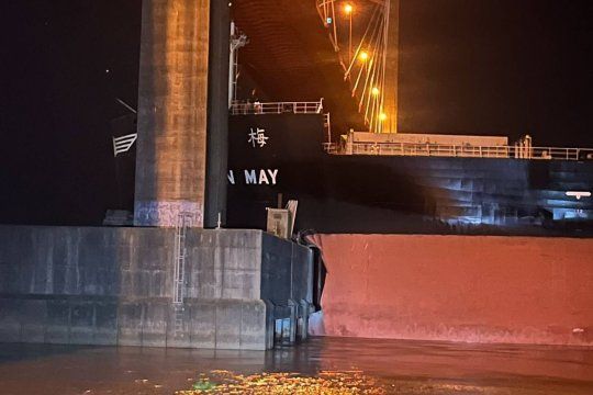 Enorme barco cerealero impactó contra el puente Zárate-Brazo Largo