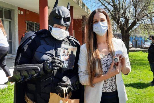 Batman Solidario le entregó a Ornela su medalla por haber culminado su residencia en el Hospital de Niños