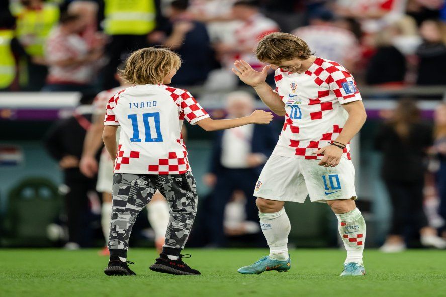Modric festeja la clasificación de Croacia a las semifinales del Mundial Qatar 2022, al ganarle a Brasil por penales en los cuartos de final