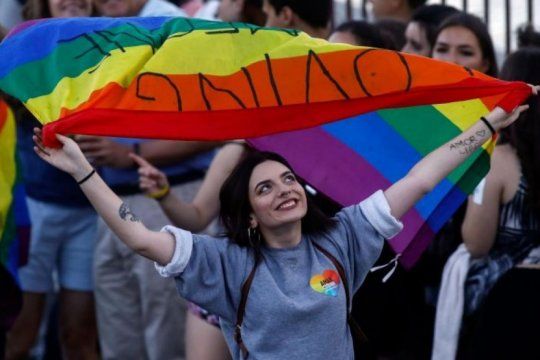 fiesta y reclamos: contra la discriminacion y la violencia se realiza la colorida marcha del orgullo