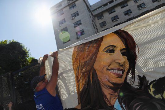 Al frente, una imagen de Cristina Kirchner. Al fondo, Comodoro Py. La condena en su contra aún tiene un largo camino judicial.