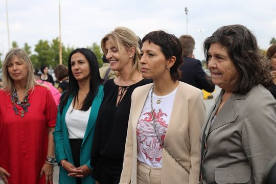 La intendenta de Quilmes, Mayra Mnedoza, y sus pares Noelia Correa, María Gianini y Marisa Fassi