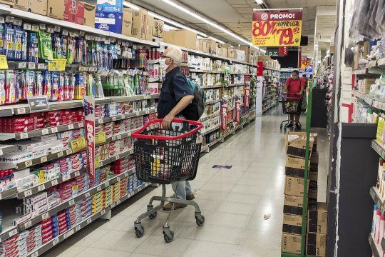 el consumo baja en supermercados, pero sube en centros de compras