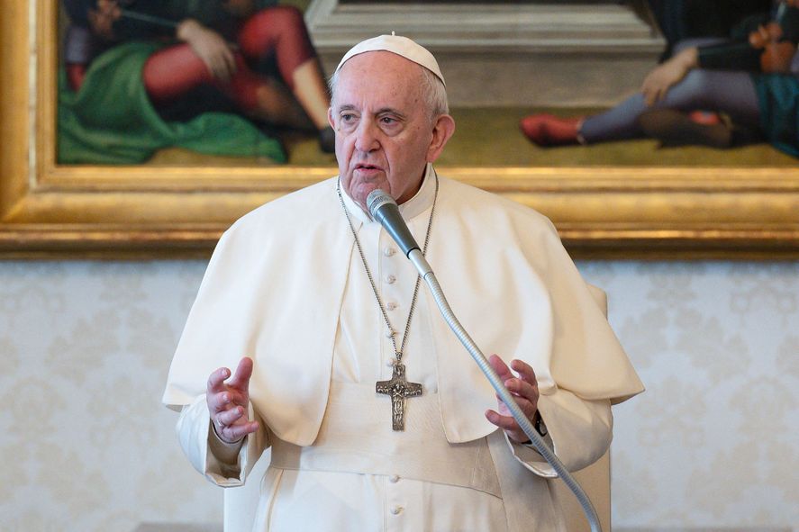 El Papa Francisco "reaccion&oacute; bien a la intervenci&oacute;n", que fue hecha con anestesia general