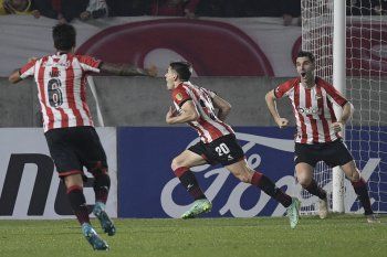 Manuel Castro festeja su gol en Estudiantes ante Nacional en el estadio UNO por Copa Libertadores