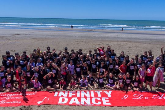 fundacion laflia le cumplio el sueno a 240 chicos de viajar a la costa y participar de una competencia de baile