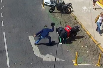 San Isidro: para frustrar el robo de su moto, le pegó al ladrón con el casco