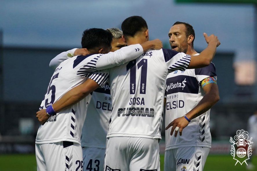 Gimnasia festeja el gol ante Liniers que le dio su quinta victoria consecutiva (Foto: Prensa GELP).