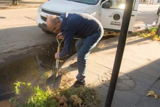“Agarren la pala”: Intendente pide a los vecinos que limpien la vereda