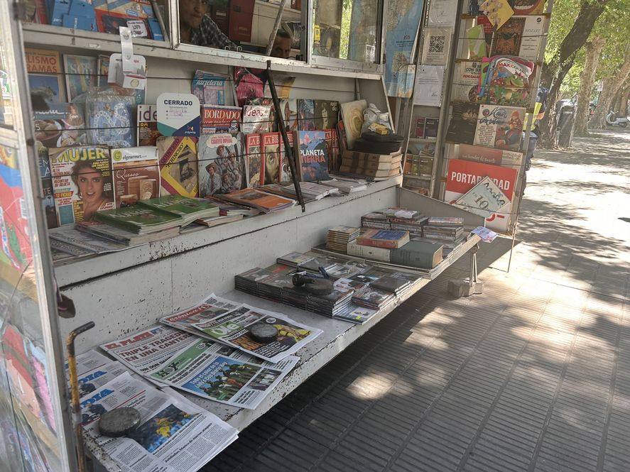 Los kioscos amarillos se reinventan para sortear la crisis de los diarios y las revistas