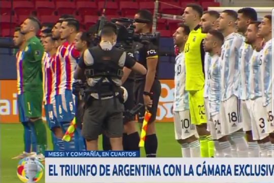 Al momento de cantar el Himno Nacional, la transmisión oficial no se detuvo en la imagen de Lionel Messi al hacerlo
