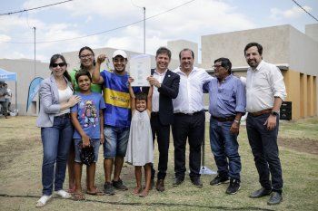 Axel Kicillof entregó más viviendas en Trenque Lauquen.