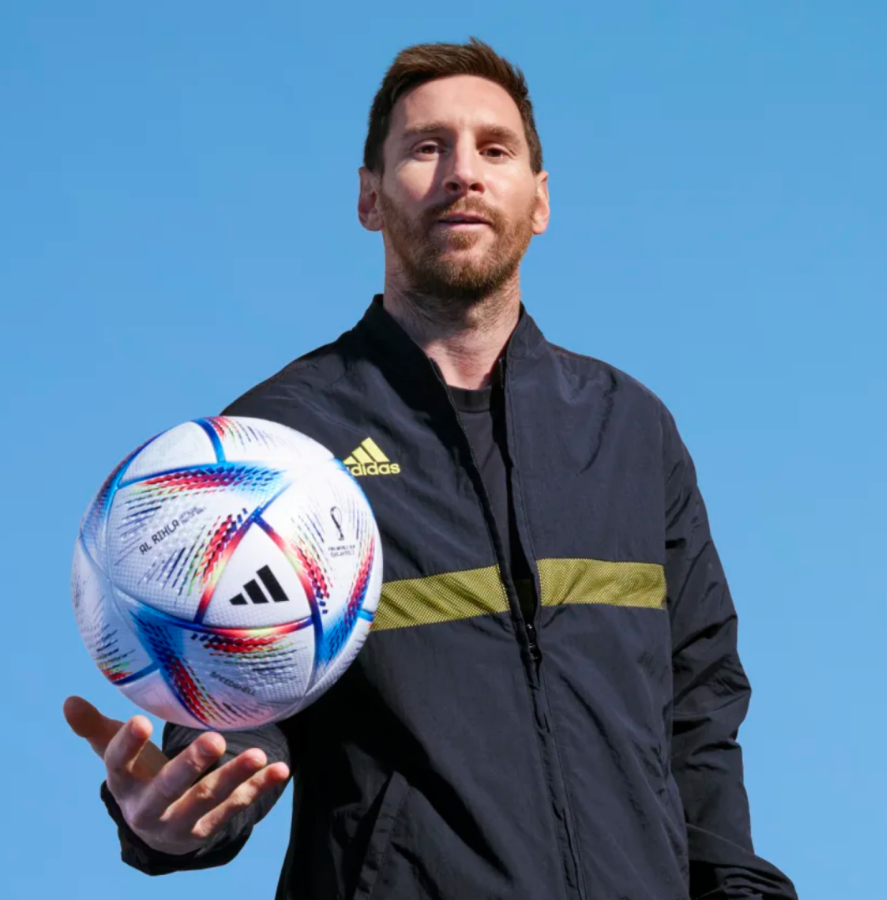 Hechos para amarse: Messi y la pelota oficial del Mundial de Qatar 2022.