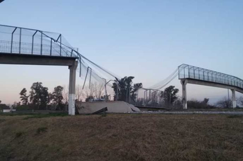 Mercedes: otra vez un camión derribó un puente y generó caos en la ciudad