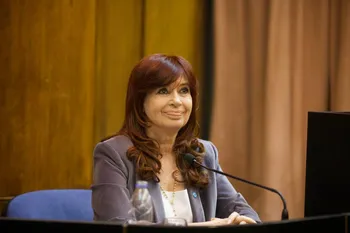 Sigue la novela: Cristina Kirchner contraatacó a Caputo por la deuda y lo acusó de misógino