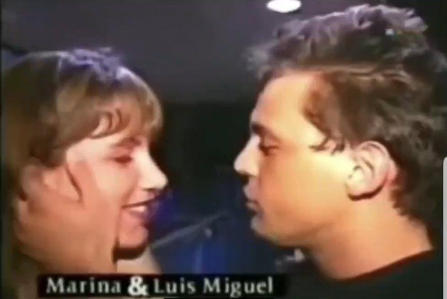 El video viejo de Luis Miguel dándole un beso a la reportera
