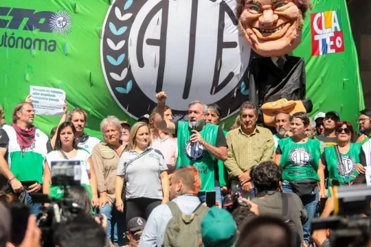 un gremio de estatales convoco a un paro de 36 horas y centra sus criticas en sturzenegger