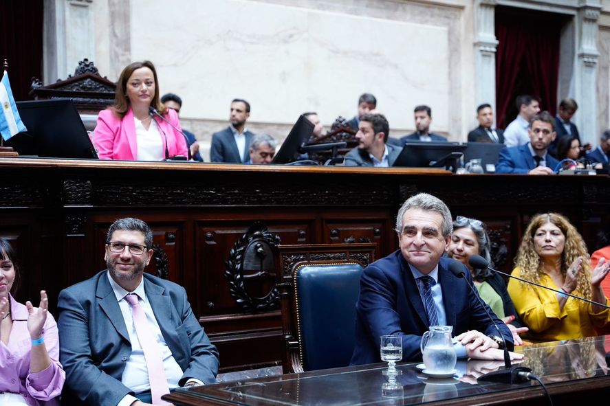 Agustín Rossi valoró las políticas del Gobierno y cruzó a Mauricio Macri en su exposición