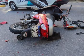 En pleno centro de La Plata murió una motociclista en un accidente vial