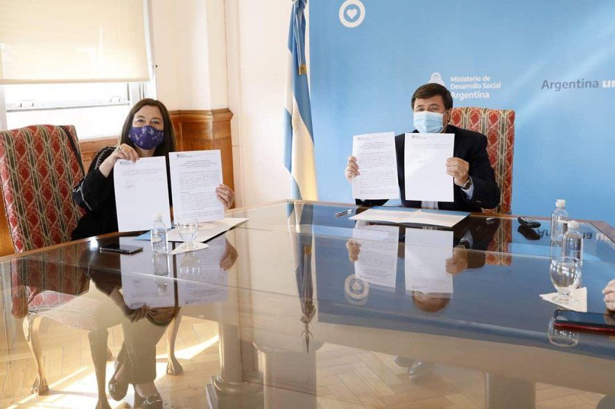 Estela Díaz y Daniel Arroyo firmaron un convenio para sumar al programa Potenciar Trabajo a bonaerenses víctimas de violencia de género.