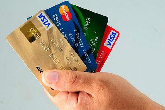 Una manera de clasificar las tarjetas de crédito es según la empresa que las emite 