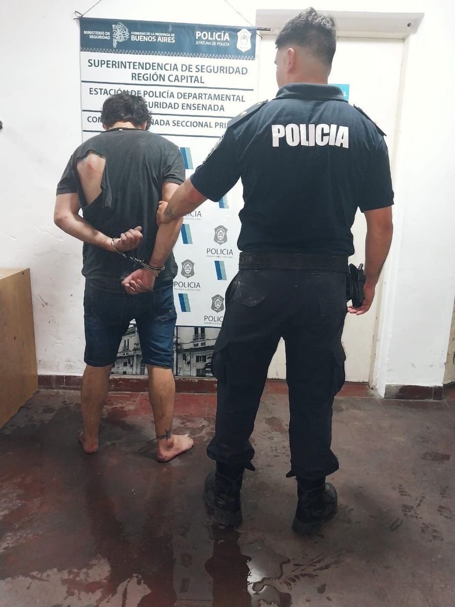 El hombre que atacó a la expareja y a policías en Ensenada