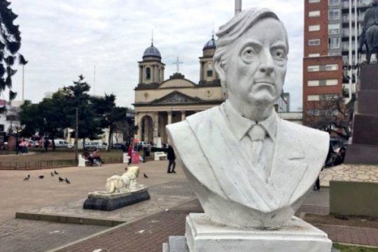video: mira como el municipio de moron destruyo el busto en homenaje a nestor kirchner