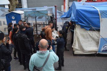 tension con la policia en el acampe de los municipales de olavarria: los trabajadores apuntan al intendente