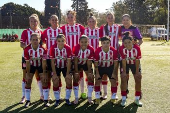 El fútbol femenino de Estudiantes pelea por el segundo ascenso.