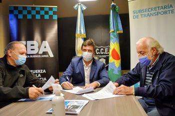 Sergio Berni, Alejo Supply y Roberto Fernandez durante la firma de la resolución para poner cámaras de seguridad en los colectivos. No se cumplió.
