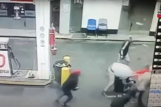 jose c. paz: matan a golpes y piedrazos a un hombre en una estacion de servicio