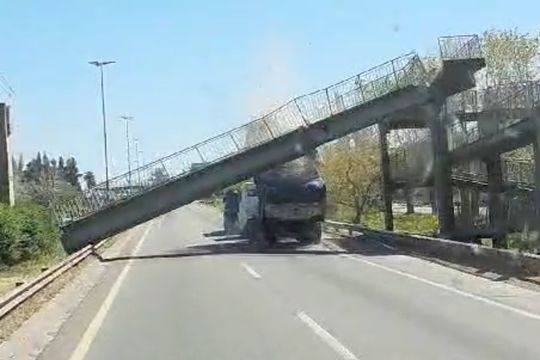 impacta el video del camion destrozando un puente en ruta 2