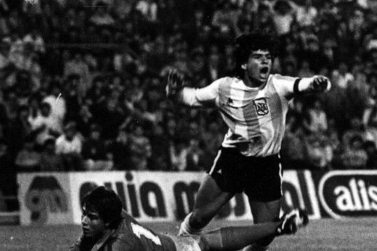 La estampa Maradona: camiseta de la Selección, puño cerrado y grito de gol.
