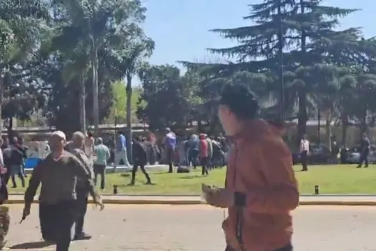 Corridas, tensión y disparos. Así fue la batalla en el Hipódromo de La PLata.