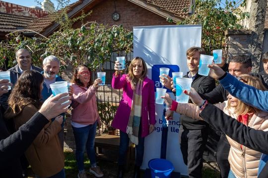 En una semana, AySA habilitó redes de agua portable para más de 20 mil vecinos