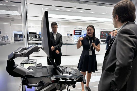 el ministro de salud viaja a china en busca de equipamiento y tecnologia