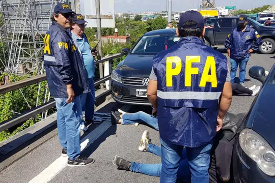 panico en la autopista 25 de mayo: buscan a tres profugos que se tirotearon con la policia