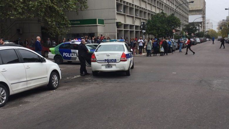 Un herido tras un tiroteo en la puerta del Banco Provincia en pleno centro de la ciudad de La Plata