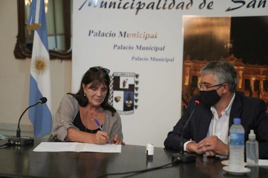 Teresa García firmó el COU en San Andrés de Giles: 