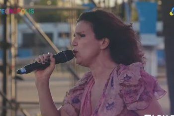 Dolores Solá se lució con su versión orquestada del tema Para verte gambetear, homenaje a Diego Armando Maradona 
