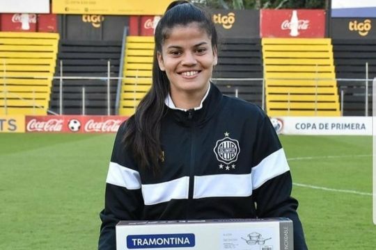 La futbolista de Olimpia de Paraguay, Daiana Bogarín, que recibió como premio un set de ollas y despertó la polémica sobre el sexismo del obsequio 